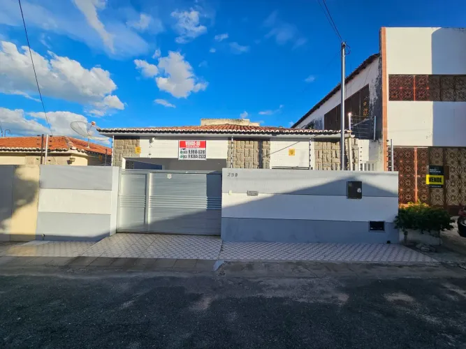 VENDO CASA CENTRO PRONTA PARA MORAR DE PATOS-PB, PREÇO NEGOCIÁVEL!
