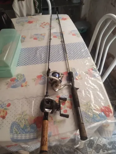 Vendo carretilha e molinete 6 bal com varinhas