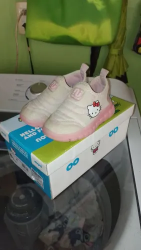 Tênis hello Kitty acende luzinha