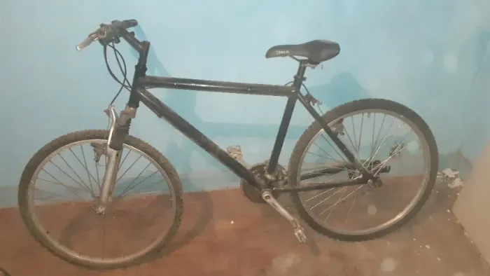 bicicleta Mountain Bike (MTB) aro 26 com 21 marchas
