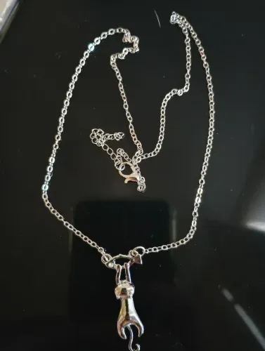 Colar prateado com pingente de gatinho (novo).