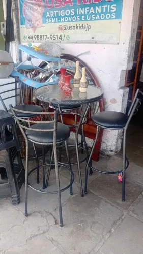 Mesa com 4 banquetas (Altas)