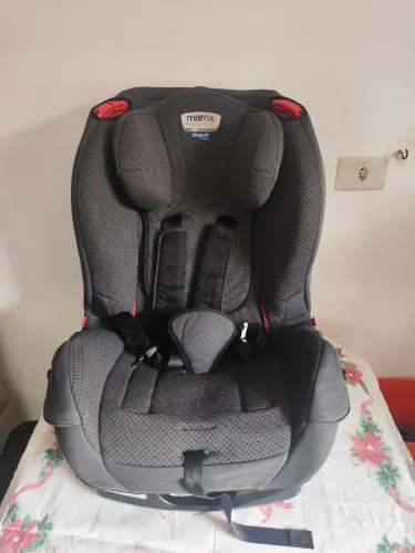 Duas cadeirinhas de criança para carro, sendo um bebê conforto 