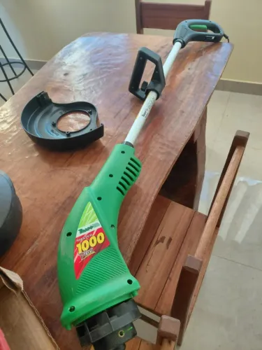 Aparador de grama eletrico marca Trapp, modelo master 1000 plus