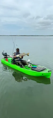 Caiaque dourado semi novo + motor elétrico Phantom 54lbs