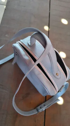 Bolsa média versátil e leve