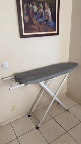 Tábua de Passar Roupa Dobrável com Suporte para Ferro