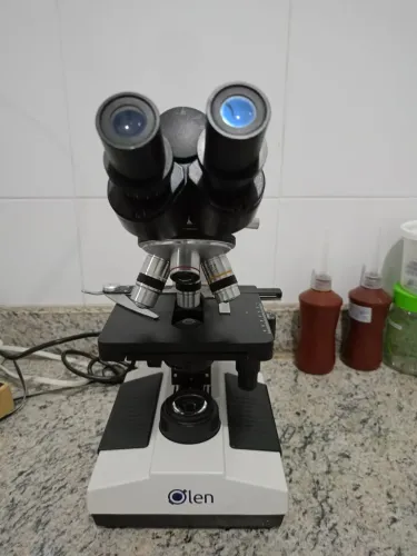 Microscópio óptico binocular