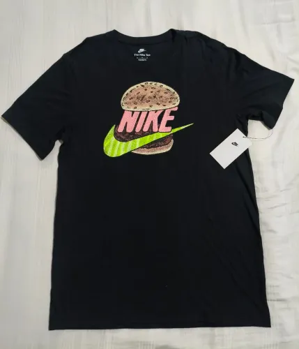 CAMISETA NIKE SPORTSWEAR BURGER ORIGINAL NOVA <br>Masculina