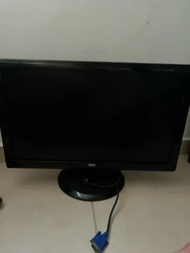 Monitor AOC com tela danificada acompanha cabo