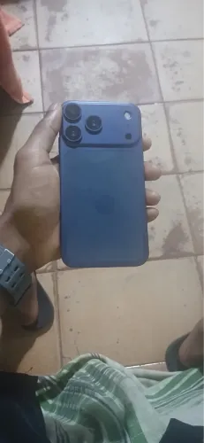 Carcaça do iPhone 11 adaptada no 17 pro azul 