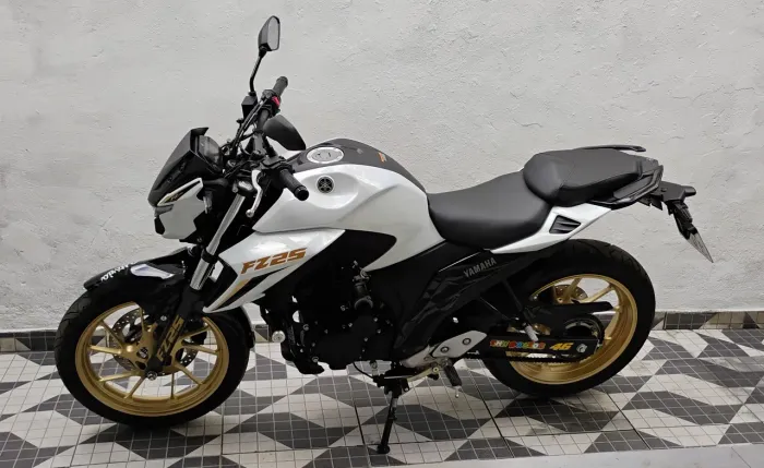 Moto FZ25 2025 pouco rodada