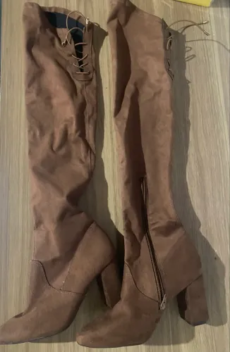Bota marrom cano longo 