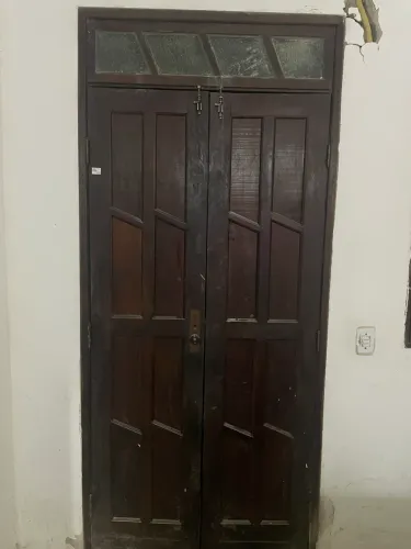Vendo porta, janelas e seteiras de madeira de excelente qualidade e ótimo estado 