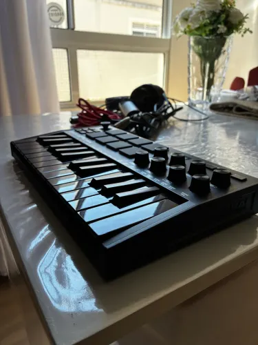 AKAI MPK Mini MK3 Special Edition Black - Controlador MIDI + Caixa Original