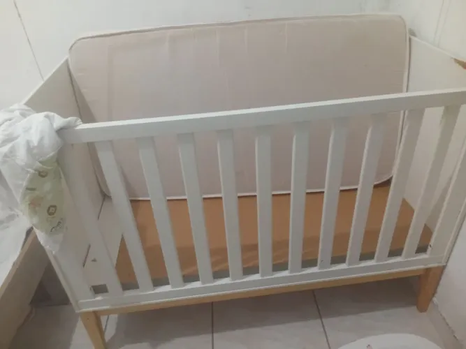 Berço e colchão usados, em bom estado, transforma-se em cama.