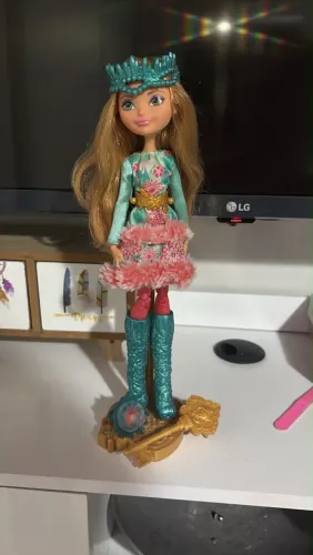 Boneca Ever After High (conservada)