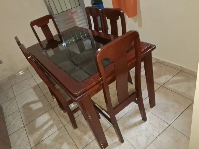 Mesa com 6 cadeiras.