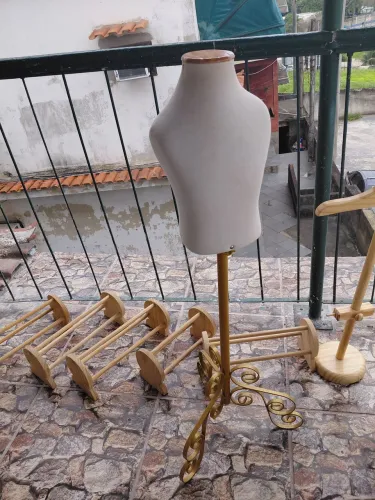 Manequim de busto, Suporte com manequim, 5 expositores para laço e Cabideiro de chão