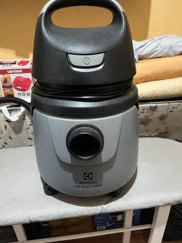 Aspirador de Pó e Água Electrolux A10 Smart 1400W - Completo com Acessórios