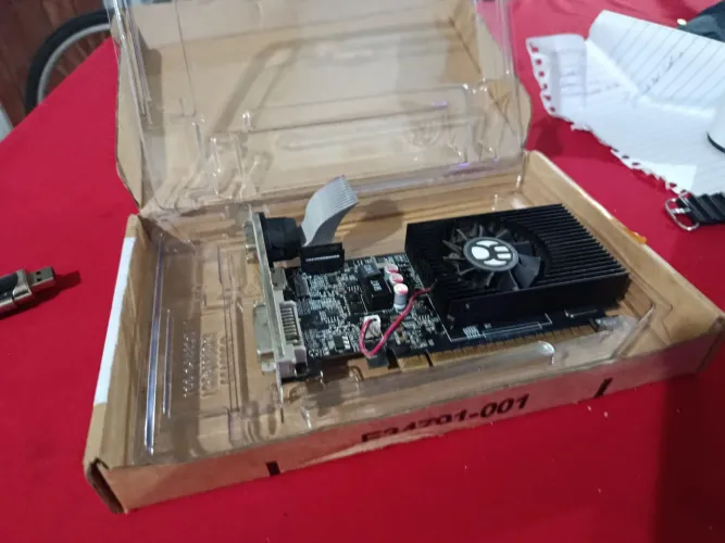Placa de vídeo GT 730 2GB, funcionando perfeitamente.