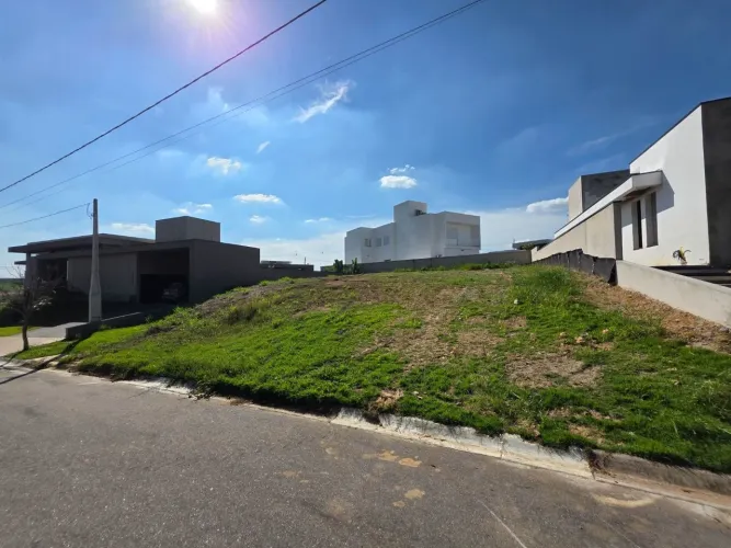 Terreno à venda no Condomínio Mirante dos Ipês em Salto (SP).