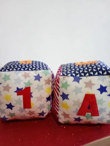 Dados para bebê educativo em pelúcia