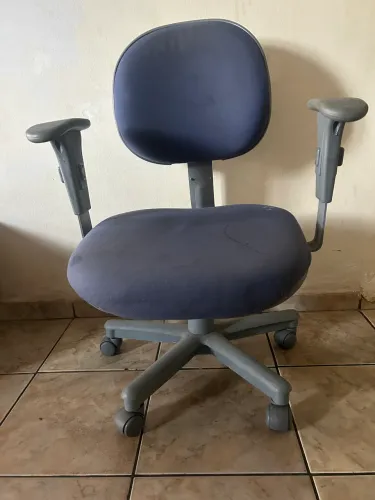 VENDO CADEIRA DE ESCRITÓRIO COM RODINHAS.