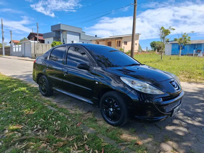 Peugeot 207 Sedan Passion XR 1.4 Flex 8V 4P 2012