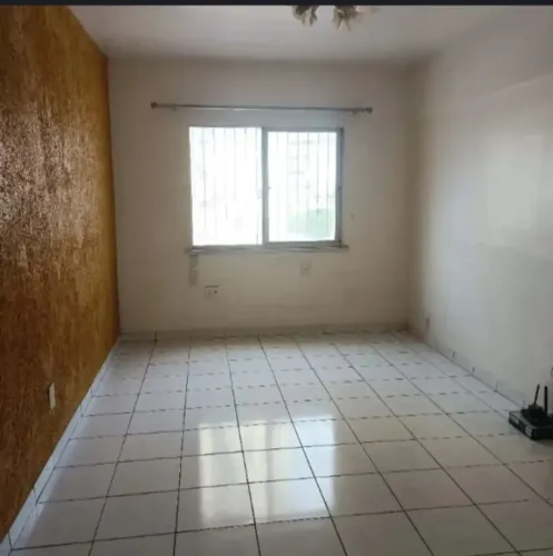 Vendo apto no Ed.Débora, c/ 2 quartos, wc social, sacada, cozinha, área de serviço e 1 vag