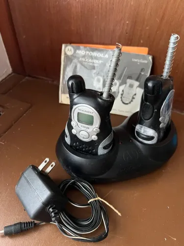 par de Motorola Talkabout T5920, com base/carregador duplo e fonte