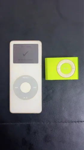 Lote Com 2 iPods Apple Originais - iPod Nano 4GB + iPod Shuffle 1GB (Funcionando)