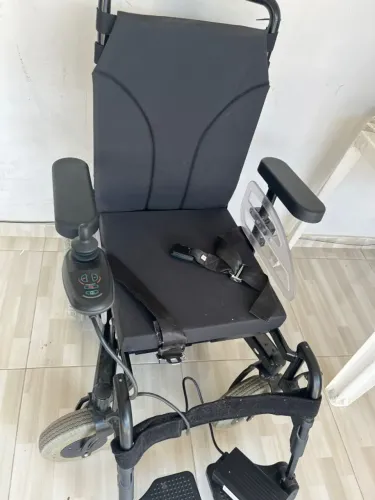 Vendo Cadeira de Rodas Elétrica (  Semi Nova )