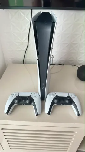 PS5 Slim 825GB Digital - Na Garantia + 2 Controles + 2 Jogos (RDR2 e COD)