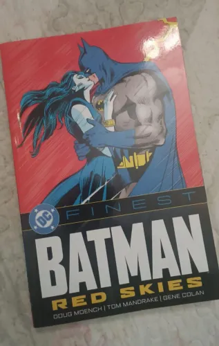 DC Finest - Batman: Red Skies(Importado)