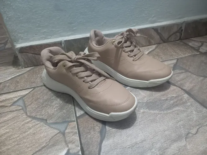 Tenis da vizzano casual bege de couro