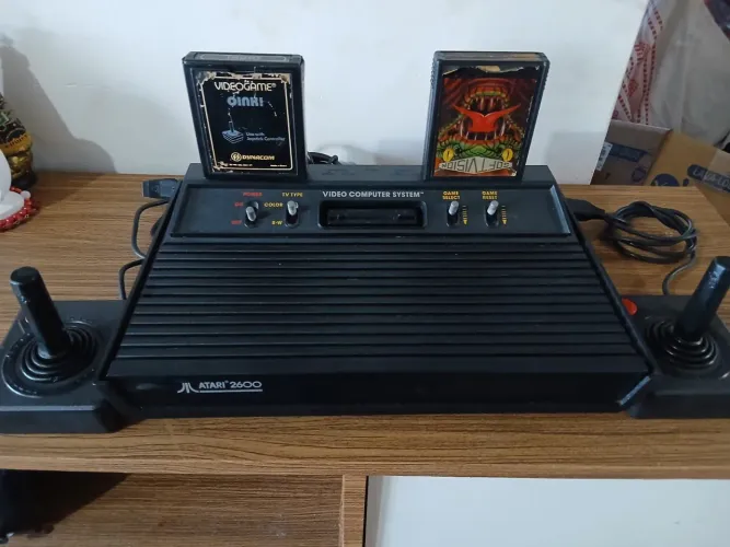 Vendo vídeo game antigo Atari 2600. LEIA 