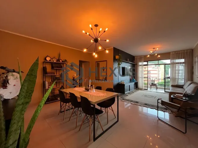 Apartamento reformado com piscina e churrasqueira na Praia da Enseada, Guaruja