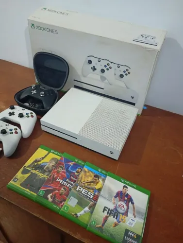 Xbox one S 1 terá 3 controles +jogos novo