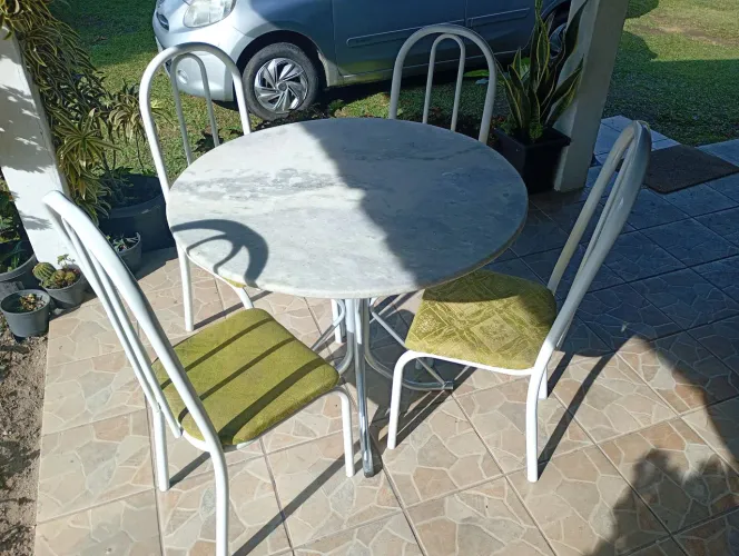 Mesa de granito com 4 cadeiras estofadas