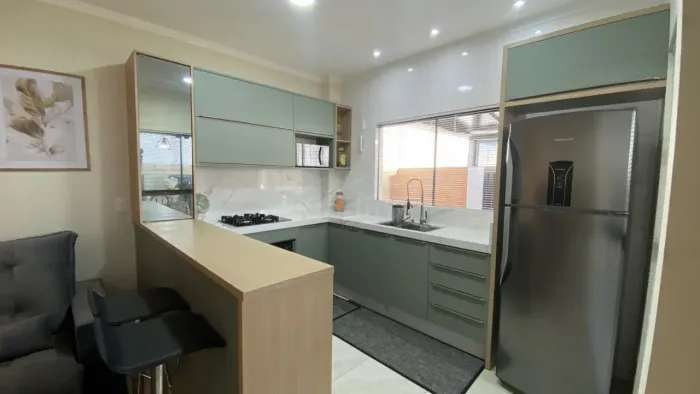 SOBRADO GEMINADO Á VENDA, 02 DORMITÓRIOS COM SUÍTE, BAIRRO GRAVATÁ EM NAVEGANTES, R$ 569.0