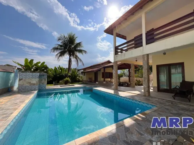 Casa à venda em Ubatuba. Praia da Lagoinha. Condomínio alto padrão. 5 suítes.