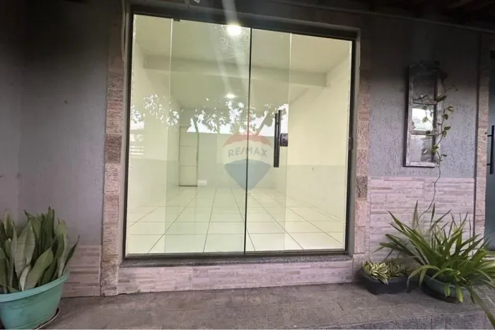 Loja de 20m² com banheiro, centro de são Pedro da aldeia , em frente ao Teatro