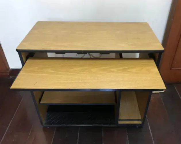 Mesa Home Office - MDF tonalidade cerejeira - local para teclado e impressora