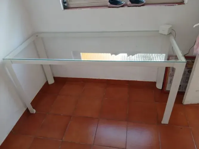 Mesa Tok&Stok Metric Branca com Tampo de Vidro - 1,50m x 60cm