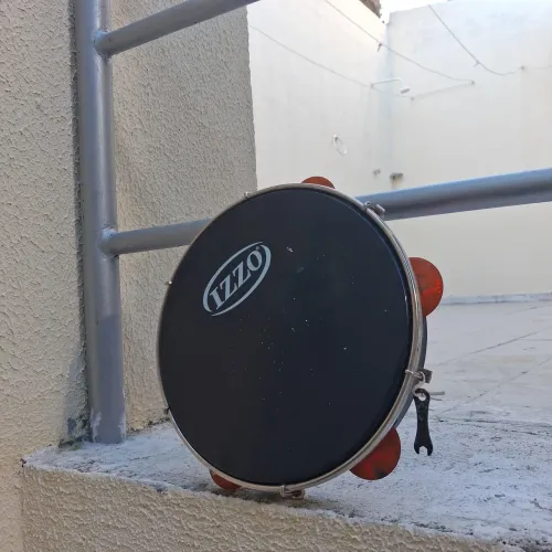 Pandeiro 10 polegadas izzo, semi novo acompanhado com afinador.