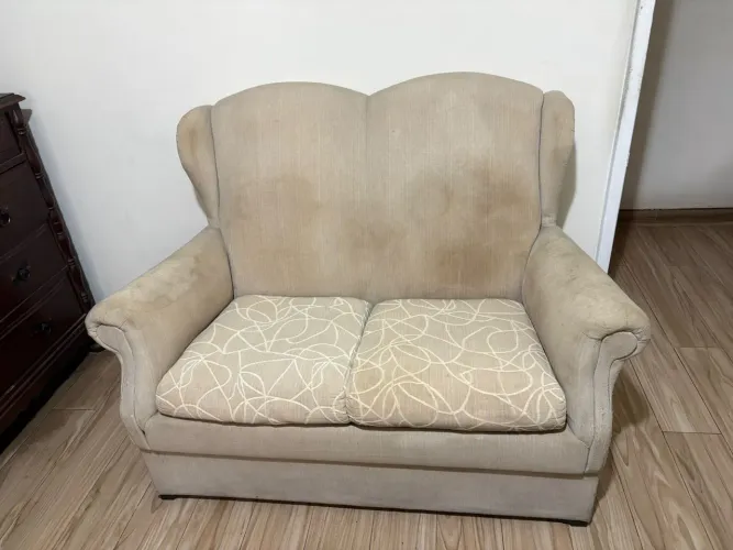 Sofá de Encostos Altos com Almofadas Estampadas