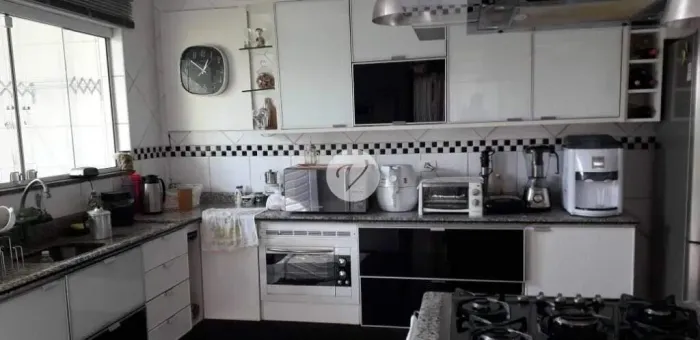 Casa à venda em Vila Pires, Santo André | 4 quartos, 2 suítes, 3 vagas