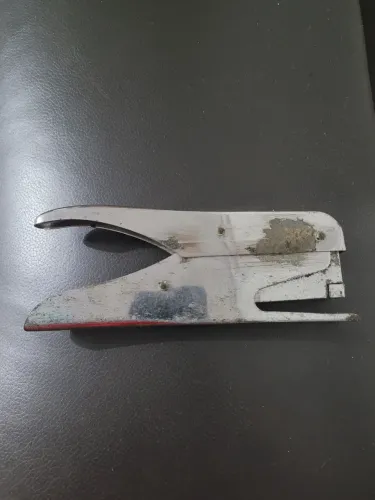 Grampeador antigo tipo alicate