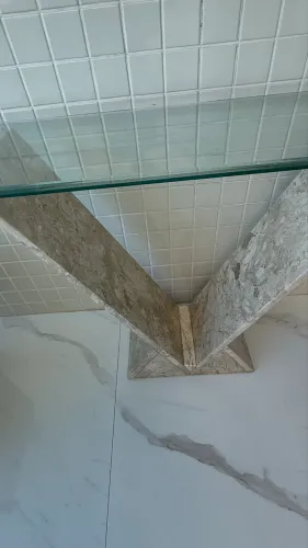 Aparador de mármore e vidro